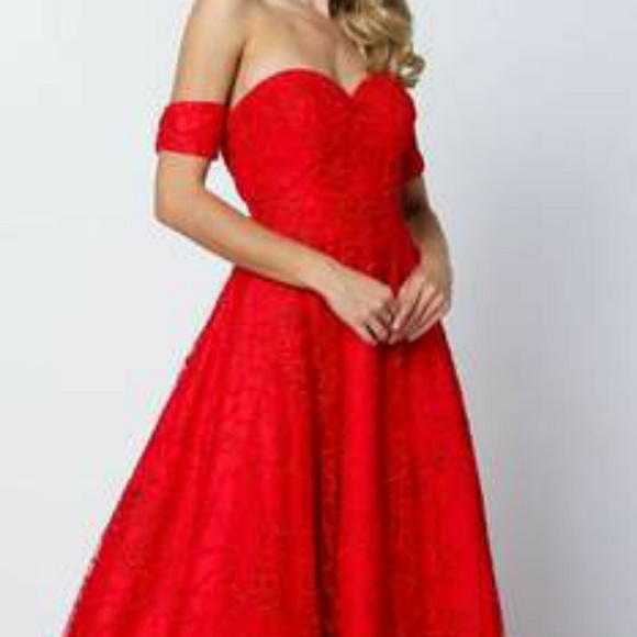 Red or navy blue lace ball gown with arm bands - Picture 2 of 7
